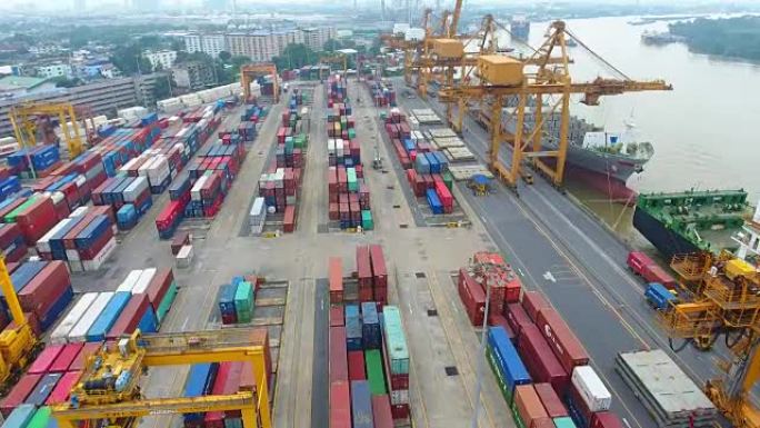 船厂带工作起重机桥的集装箱货运船