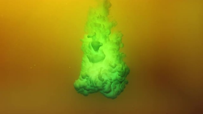 SLO MO LD霓虹绿色液体被倒入黄色液体中