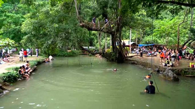 游客在老挝旺维昂的蓝色泻湖享受