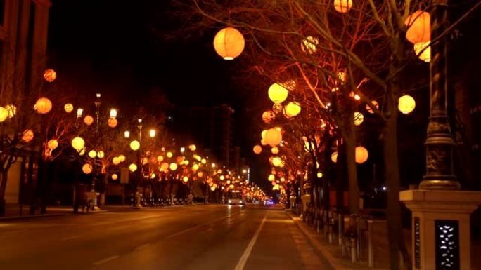 春节期间，中国西安，晚上的城市景观。