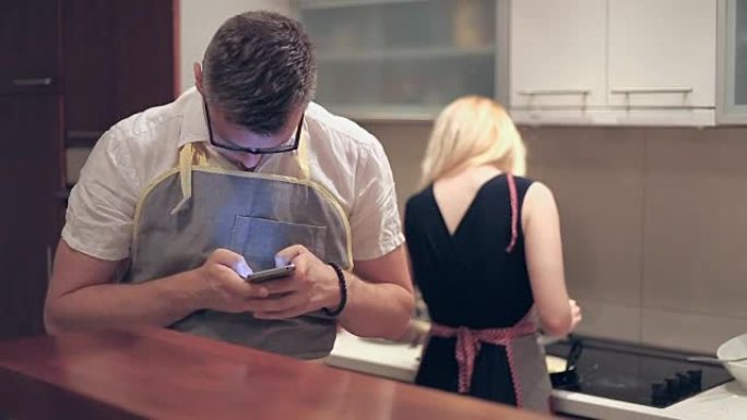 女人做饭时男人用电话