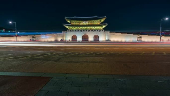 夜间在韩国首尔市景福宫前的汽车通行