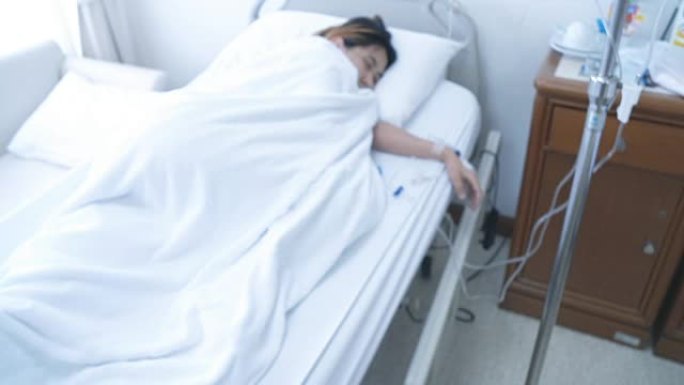 亚洲病人生病在床上牵着手的家庭
