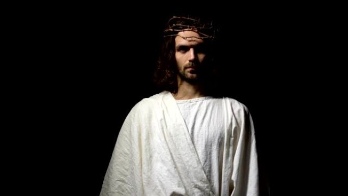 耶稣戴着荆棘和长袍的冠冕伸出手，要求信仰和仁慈