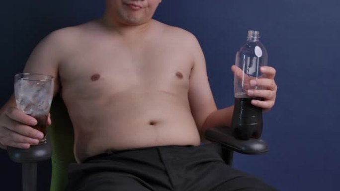 慢动作胖亚洲男人大肚子胖子饮料
