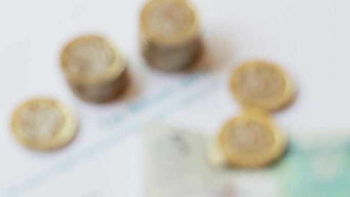 英国纳税申报单上的新2017一磅硬币-4K