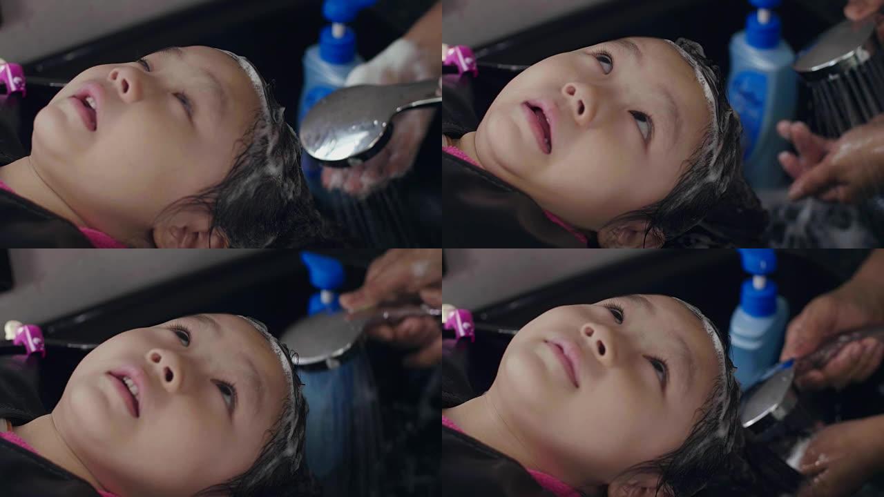 小女孩 (4-5岁) 在沙龙洗头