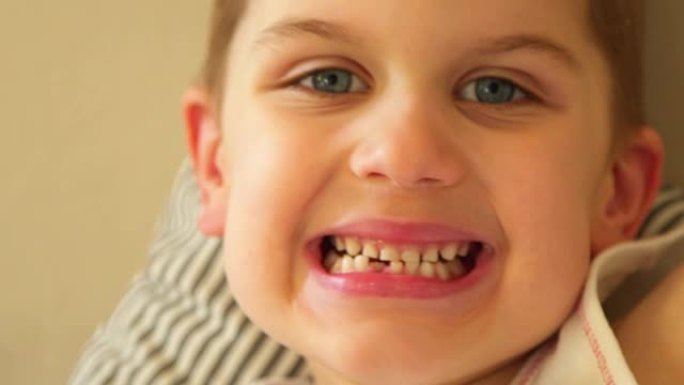 小男孩失去了他的第一颗乳牙