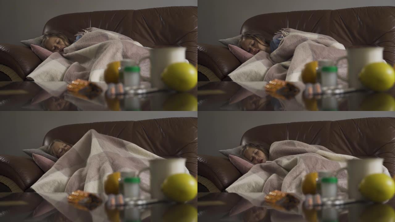 咳嗽的小女孩躺在背景上，桌子上放着药丸，柠檬和一杯茶。
