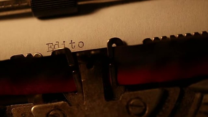 使用旧打字机打字的 “社论”