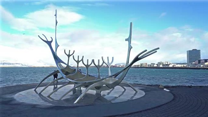 平移镜头: 冰岛雷克雅未克的Solfaris太阳旅行者雕像纪念碑雕塑