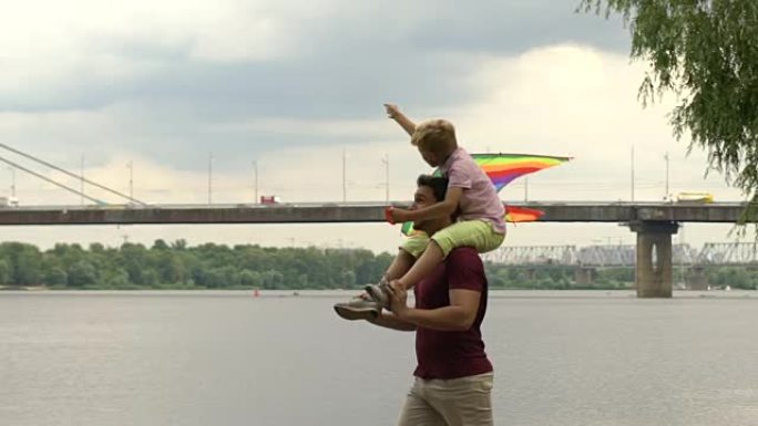 父子在河边放风筝，一起快乐时光，父母爱