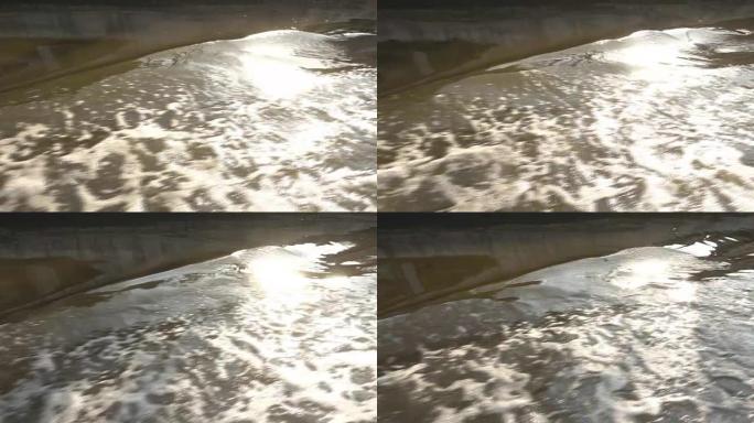 来自船的波浪和阳光从表面反射。
