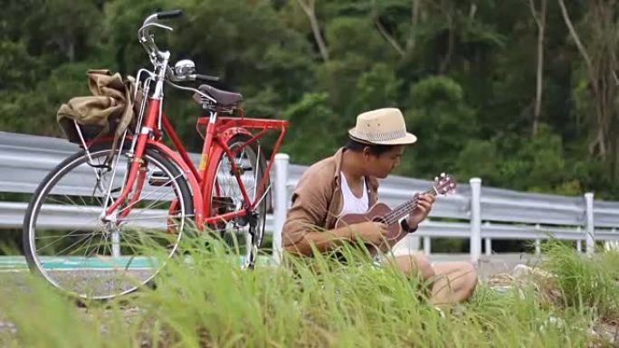 骑自行车的人玩夏威夷四弦琴