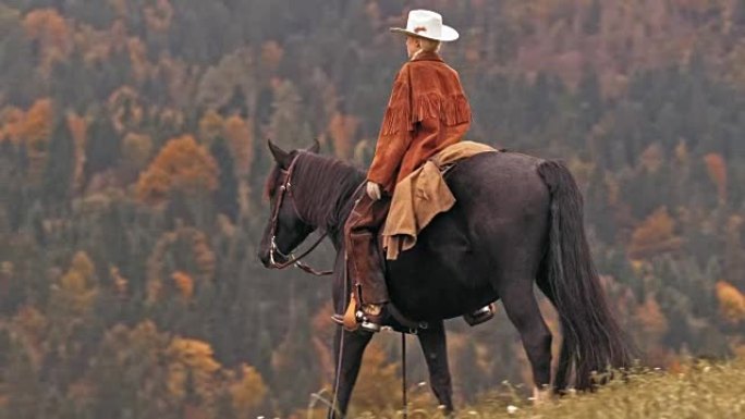 女牧场主骑着马下山