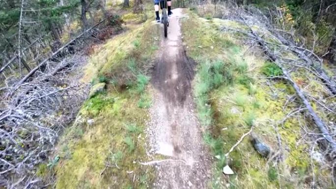 山地车手的POV下降了与遥远的雪山的崎rock岩石板