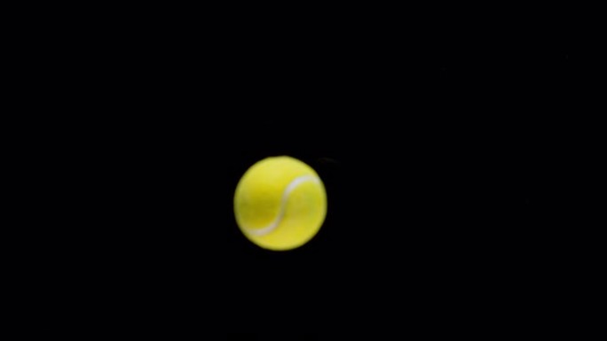 SLO MO LD黄色网球在黑色背景下掉入水中