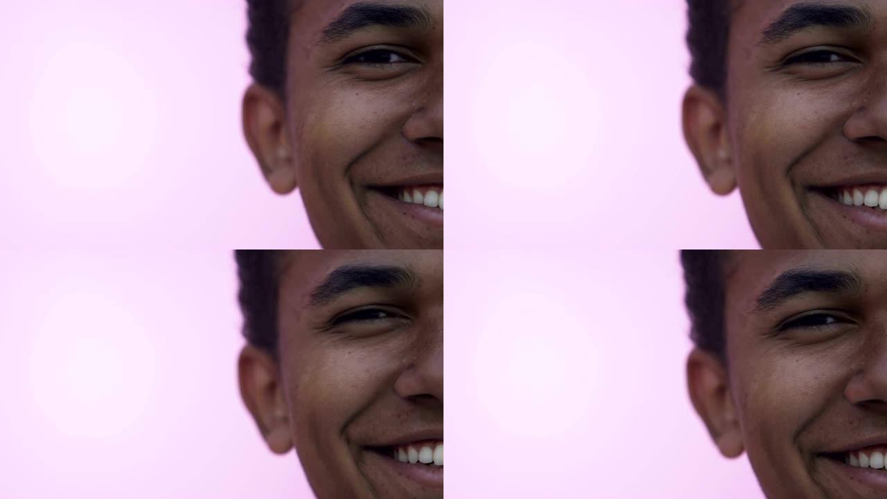 半王牌的非洲裔美国男性少年在镜头前微笑，文本模板