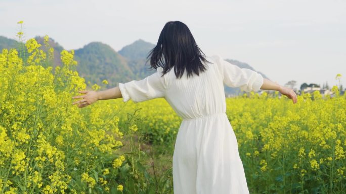 文艺青年小清新美女田间漫步自由自在油菜花