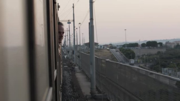 男子从西西里岛的火车窗外望去