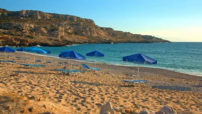 卡尔帕索斯岛Potali海滩上的躺椅和雨伞