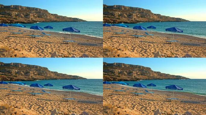 卡尔帕索斯岛Potali海滩上的躺椅和雨伞