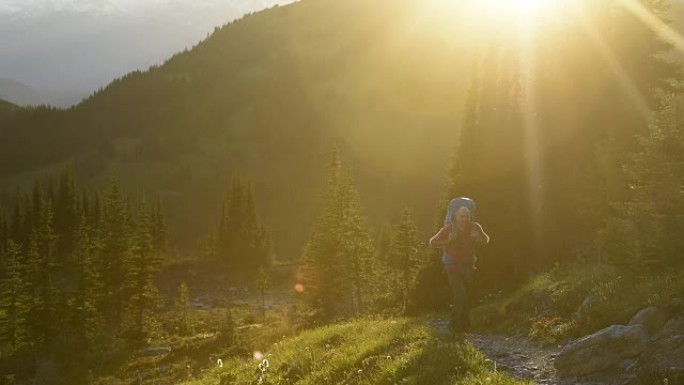 日落时令人惊叹的山地徒步旅行