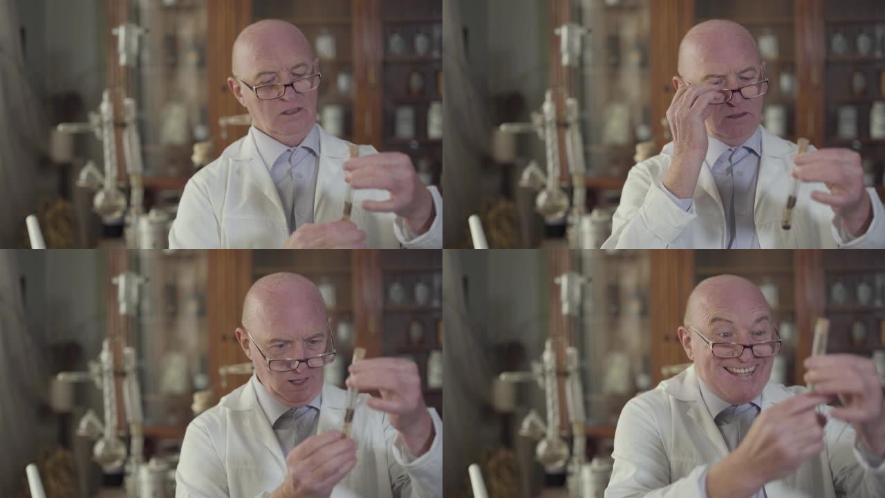 戴眼镜的成熟高加索光头男子的肖像看着试管，兴奋地微笑着。19世纪的药剂师创立了医学。复古，复古，药店