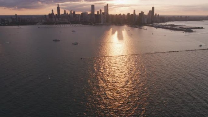 日落时芝加哥的鸟瞰图。