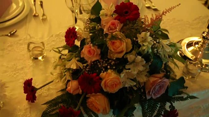 装饰精美的婚礼桌鲜花装扮西餐厅