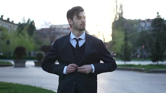 公园里的年轻商人