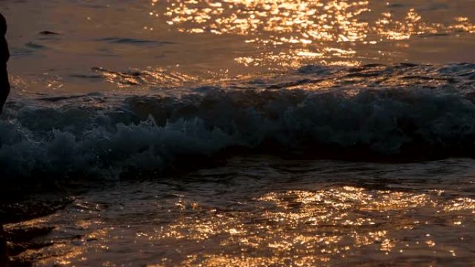 夕阳的金色光芒从海洋表面强烈反射