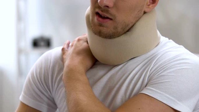 戴泡沫颈圈的男子肩部和颈部疼痛