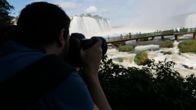 游客在巴西和阿根廷边境的美丽伊瓜苏瀑布拍照