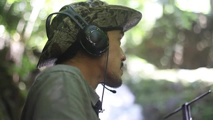 鸟类学家使用无线电遥测技术，跟踪在热带雨林中寻找野生动植物