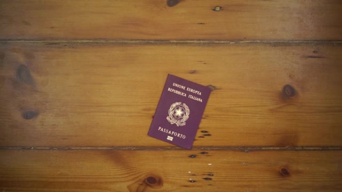 意大利护照被放在木头上的细节照片