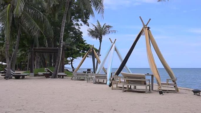 海滩上的帐篷和木桌椅