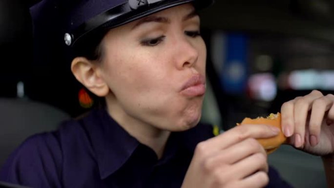 巡逻的女人吃汉堡的味道不好，街头食物质量低