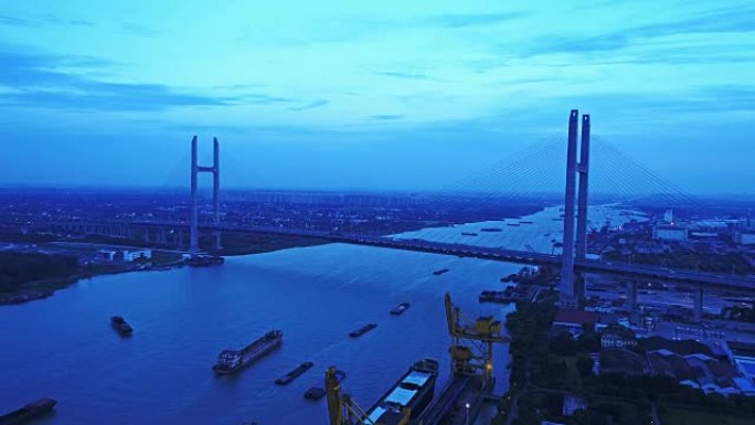 中国上海日落时闵浦大桥实时鸟瞰图