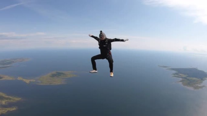 自由落体表演杂技的空中潜水员