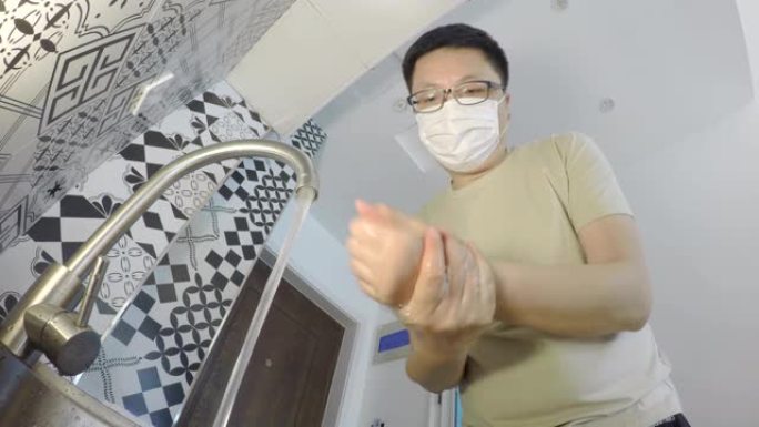 洗手消毒液洗手间视频素材外国人老外