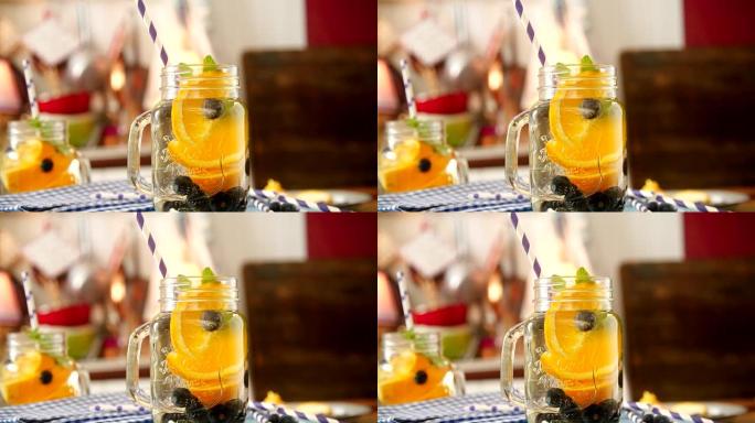 注入新鲜蓝莓和橙子的水