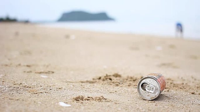 多莉射击: 海滩上的废物回收，饮料罐。