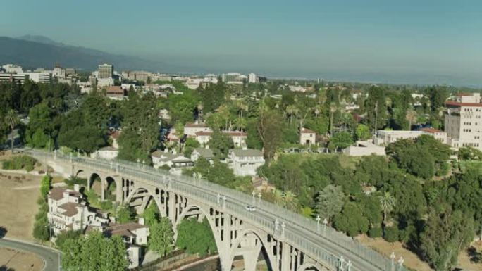 科罗拉多街大桥和加利福尼亚州帕萨迪纳市中心的空中拍摄缓慢上升