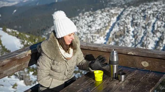 该喝茶了!雪山山顶木桌木椅冬季