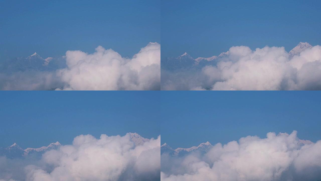 TL，PR，云在蓝天下在Kangchenjunga山前移动