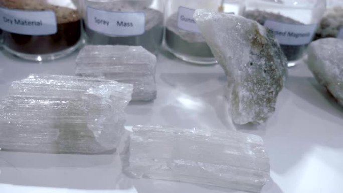 矿物原料-熔融氧化镁的样品在展览会上展出