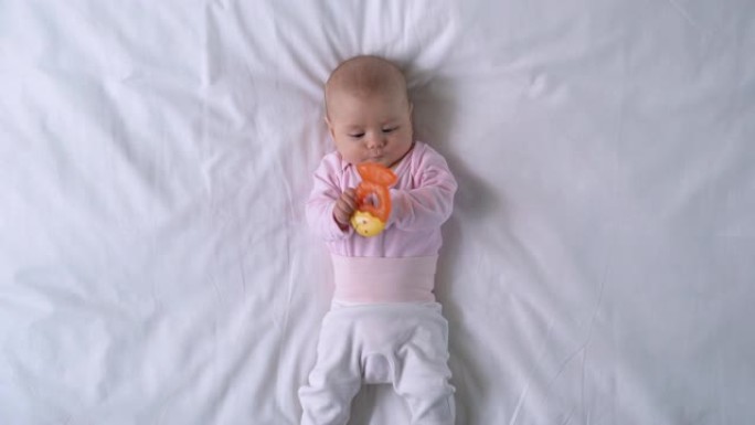 新生婴儿玩感官玩具刺激注意力，早期发育