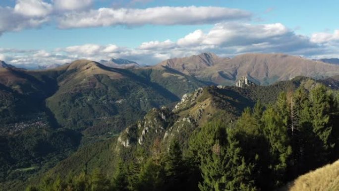 日落时森林和山顶的空中无人机视图