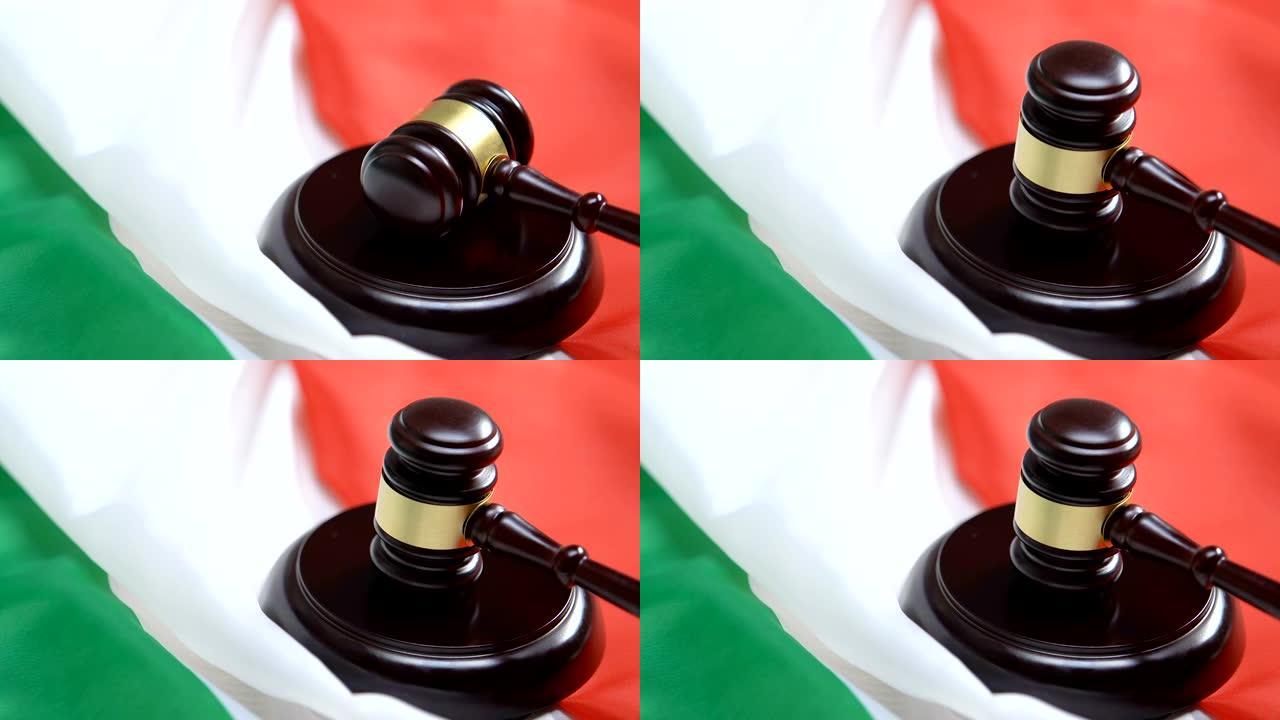背景上的意大利国旗，法官击中木槌，禁止驱逐出境